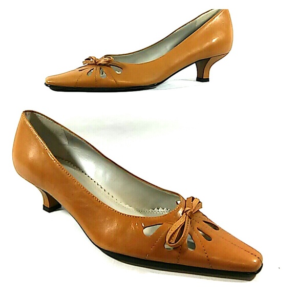 naturalizer kitten heels